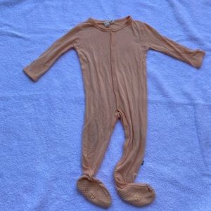 Kyte Baby snap footie. Size: 6-12 months. Color: Papaya. good used condition.